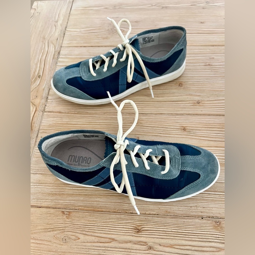 Munro Sneakers Women’s 9 Blue Suede Nylon Lace up Comfort